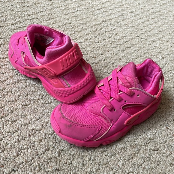 Nike little kid size 9 sneakers - Picture 3 of 3